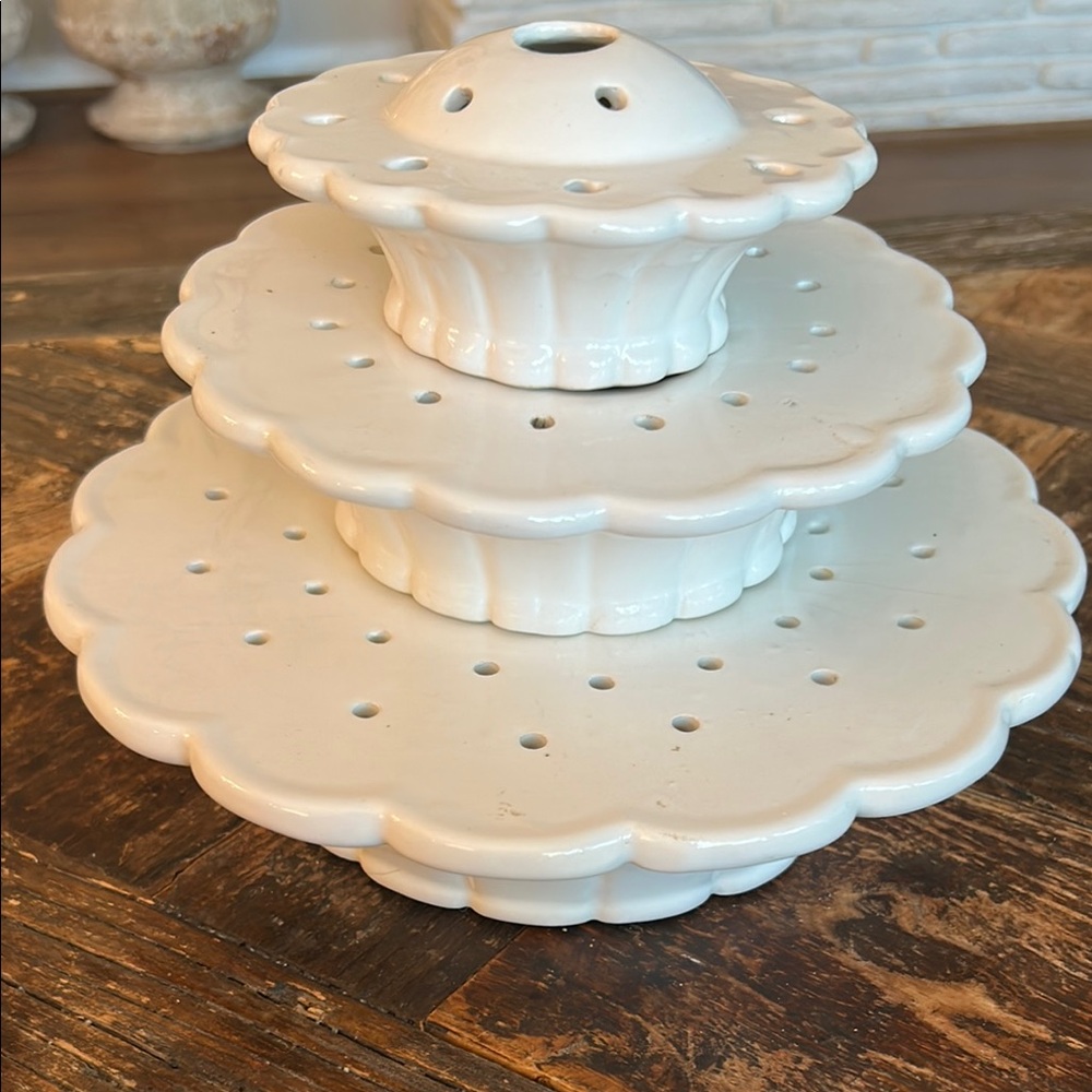 White Ceramic 3-Tier Scalloped Display Stand